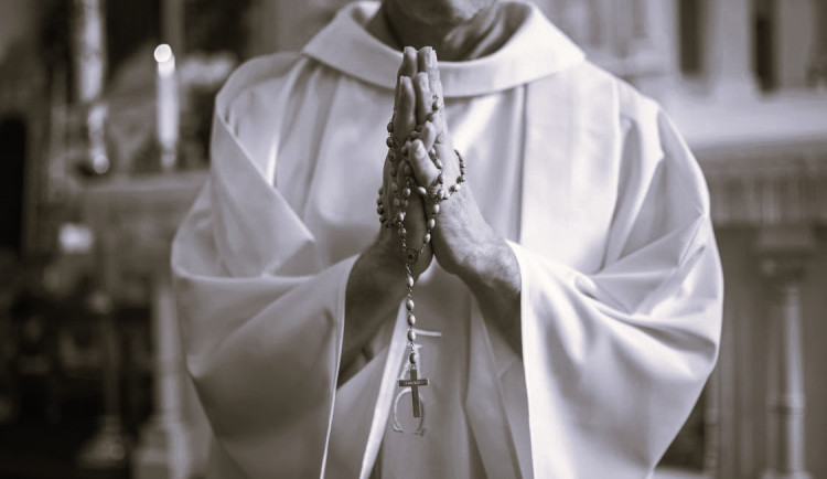 Na počátku 40. let 20. století řádil na Klatovsku hamižný farář, účtoval si peníze i za to, že vylezl z kostela