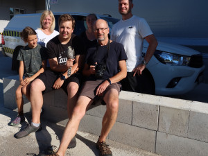 Dravec při lovu vlétl do průmyslové haly, zkušený tým ornitologů ho lapil za pár minut