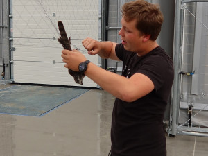 Dravec při lovu vlétl do průmyslové haly a dva dny se nemohl dostat ven, zkušený tým ornitologů ho lapil za pár minut