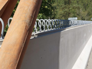 Stavaři na most u Kfel mezi Karlovými Vary a Plzní pokládají 11 nosníků