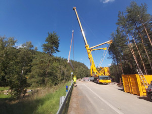 Stavaři na most u Kfel mezi Karlovými Vary a Plzní pokládají 11 nosníků
