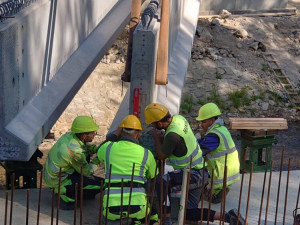 Stavaři na most u Kfel mezi Karlovými Vary a Plzní pokládají 11 nosníků