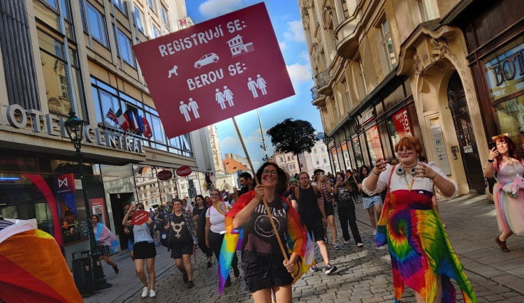 Plzní prošel duhový průvod hrdosti. Stále se setkáváme s předsudky a nepochopením, říkají účastníci