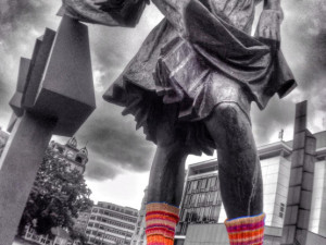 Sochu dívky na Anglickém nábřeží ozdobily v roce 2014 podkolenky: foto: Richard Beneš