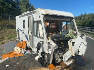 Nehoda obytného vozu zastavila provoz na dálnici D5 ve směru na Rozvadov