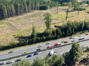 Nehoda obytného vozu zastavila provoz na dálnici D5 ve směru na Rozvadov