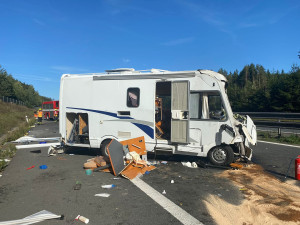 Nehoda obytného vozu zastavila provoz na dálnici D5 ve směru na Rozvadov