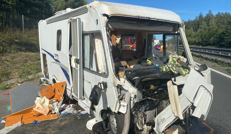 Nehoda obytného vozu zastavila provoz na dálnici D5 ve směru na Rozvadov