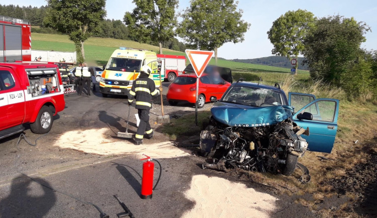 Vlak smetl na železničním přejezdu masivní SUV značky Land Rover