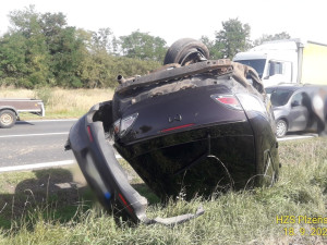 Neznámý řidič kradeného vozu způsobil střet tří osobáků. Po hrozivé nehodě se mu podařilo uprchnout přes pole