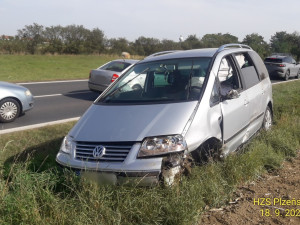 Neznámý řidič kradeného vozu způsobil střet tří osobáků. Po hrozivé nehodě se mu podařilo uprchnout přes pole