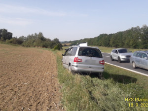 Neznámý řidič kradeného vozu způsobil střet tří osobáků. Po hrozivé nehodě se mu podařilo uprchnout přes pole