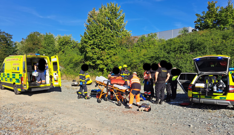 Muž si v šortkách vyjel na projížďku na tříkolce, havaroval na štěrkové cestě a silně krvácel