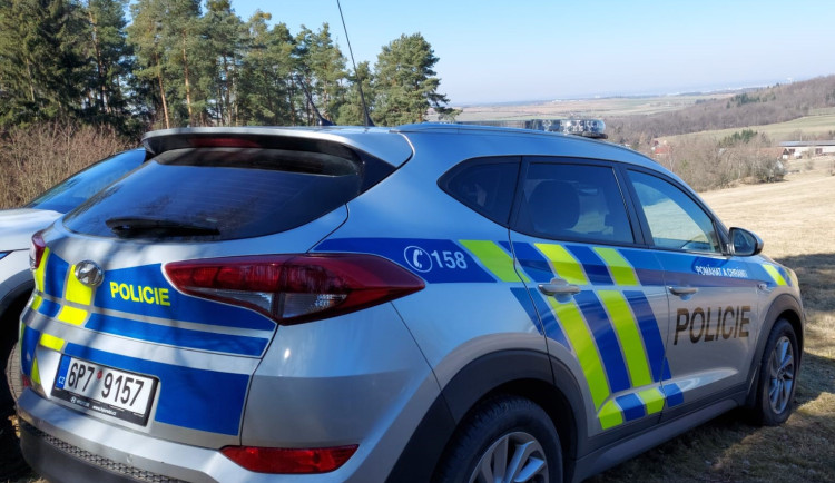 Policisté ze dvou krajů pátrali po ztracené seniorce, vyrazila s manželem na houby a zmizela