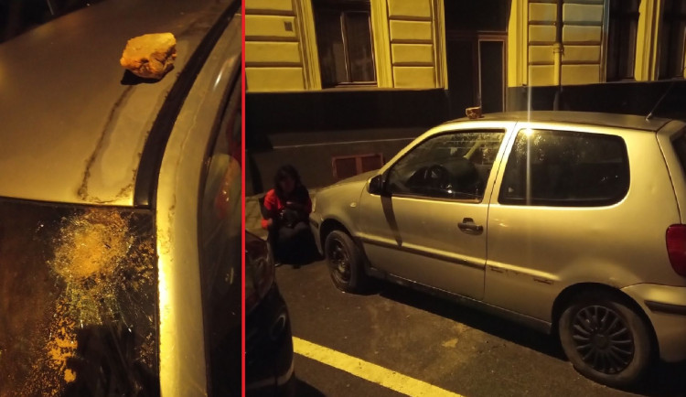 Žena zběsile bušila hlava nehlava cihlou do zaparkovaného automobilu. Vytloukla mu i čelní sklo