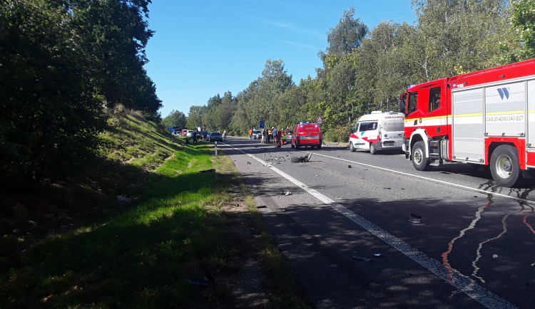 U Bílého Kostela zemřel řidič osobáku. Předjížděl náklaďák a srazil se s protijedoucím autem