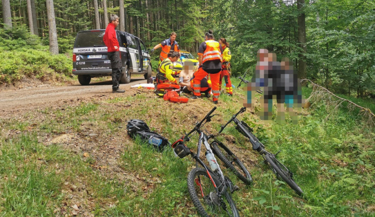 Pomoc zraněným cyklistům i pátrání po autistovi, horští záchranáři ze Šumavy mají za sebou stovky výjezdů