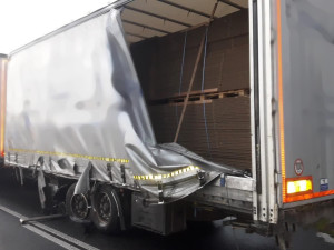 Po smyku vjel přívěs kamionu do protisměru, kde smetl dva osobáky. Záchranáři zasahovali u dvou těžkých nehod