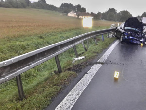 Po smyku vjel přívěs kamionu do protisměru, kde smetl dva osobáky. Záchranáři zasahovali u dvou těžkých nehod