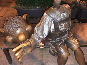 Vandal urval hlavu bronzové soše Hurvínka, foto: Policie ČR