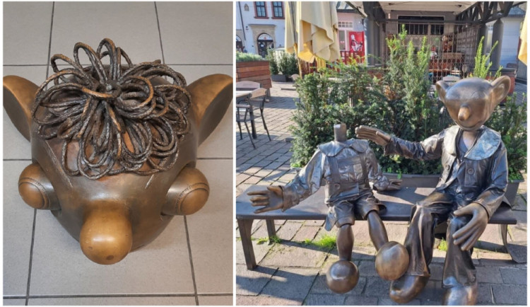 Bronzovou hlavu Hurvínka urazili na plzeňském náměstí místní mladí hokejisté. Policie už zná jejich totožnost