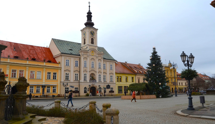 Vánoční strom v Rokycanech buje jako tradičně zdobit Masarykovo náměstí