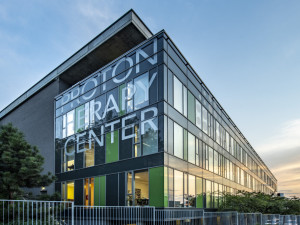 Protonovou radioterapií léčí pacienty již od roku 2012 Protonové centrum v Praze.