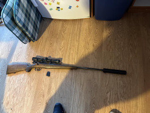 Zásahová jednotka zatýkala skupinu obchodníků se zbraněmi a s municí. Nejstaršímu obviněnému je 81 let