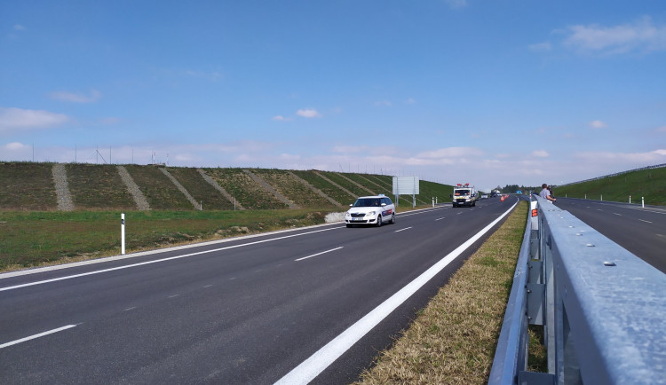 Řidiči se už prohánějí po novém úseku silnice I/27 ve směru na Klatovy. Cestu z Plzně do Přeštic zrychlí o čtyři minuty