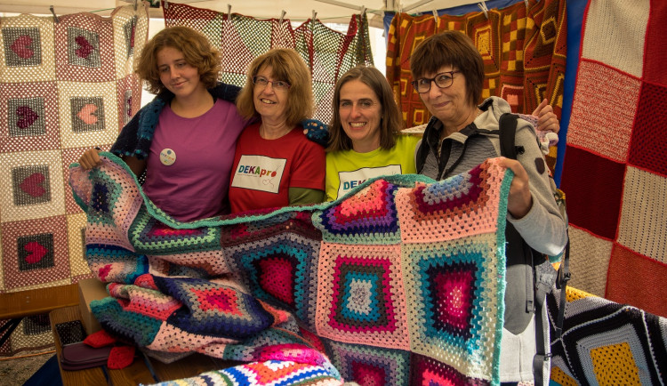 Prodej pestrobarevných dek pomůže hospicu svatého Lazara, dobrovolnice jich uháčkovaly už 370