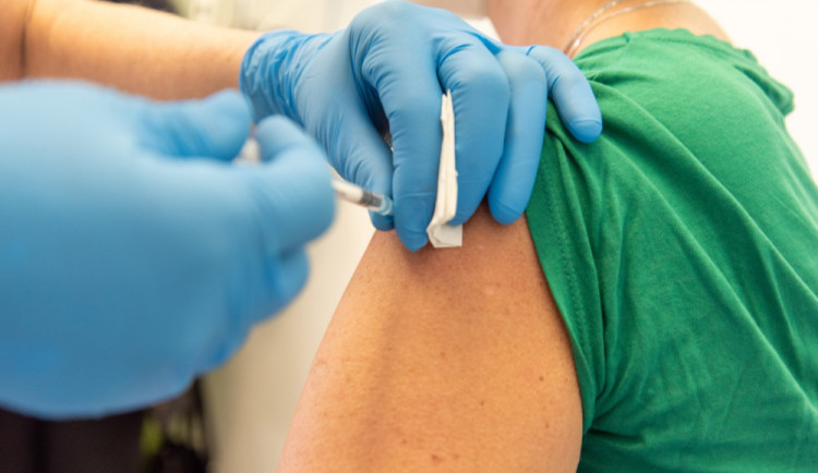 Modifikovanou vakcínou proti covidu už očkují v plzeňské fakultní nemocnici, pro pojištěnce je zdarma