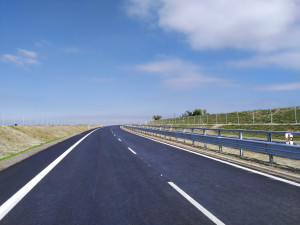 Řidiči se už prohánějí po novém úseku silnice I/27 ve směru na Klatovy. Cestu z Plzně do Přeštic zrychlí o čtyři minuty