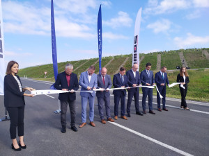 Řidiči se už prohánějí po novém úseku silnice I/27 ve směru na Klatovy. Cestu z Plzně do Přeštic zrychlí o čtyři minuty