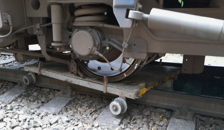 Vlak najel na montážní plošinu, kterou nechal na kolejích dělník. Nehoda ochromila provoz na trati