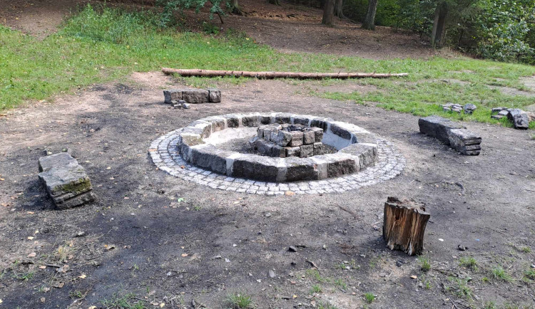 Stezku v Lidových sadech doplnila ohniště a čeká ji další vylepšení