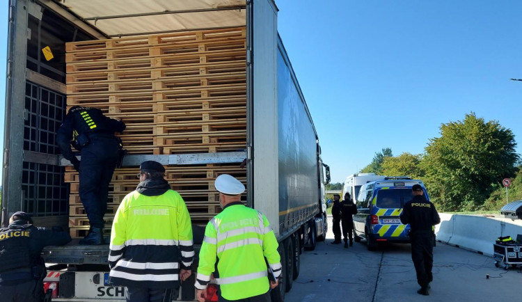 Policisté hledali nelegální migranty na dálnici u německé hranice. Používali detektor reagující na tlukot srdce ukrytých osob