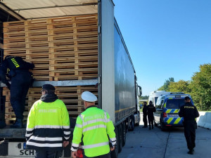 Policisté hledali nelegální migranty na dálnici u německé hranice. Používali detektor reagující na tlukot srdce ukrytých osob