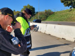 Policisté hledali nelegální migranty na dálnici u německých hranic