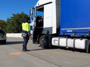 Policisté hledali nelegální migranty na dálnici u německých hranic