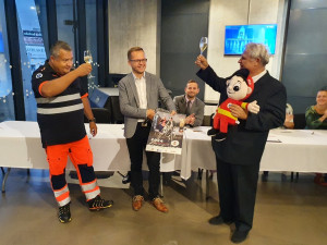 Maňásci pomáhají záchranářům v péči o dětské pacienty, jejich výrobu zaplatí prodej originálního kalendáře