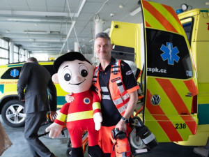 Maňásci pomáhají záchranářům v péči o dětské pacienty, jejich výrobu zaplatí prodej originálního kalendáře
