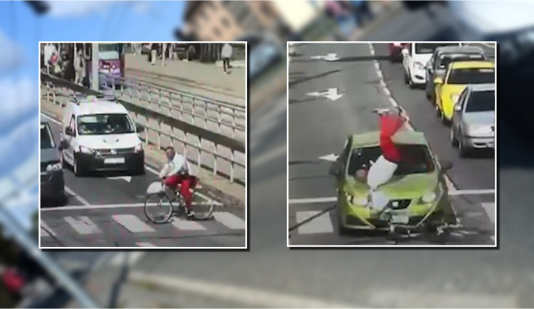 VIDEO: Cyklista prosvištěl na červenou po přechodu přímo před policejní hlídkou, srazilo ho auto