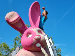 Milovaný i nenáviděný růžový králík se dočkal očisty i nového nátěru, obvod teď řeší vlastnická práva