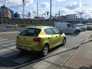 VIDEO: Cyklista prosvištěl na červenou po přechodu přímo před policejní hlídkou, srazilo ho auto