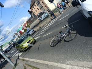 VIDEO: Cyklista prosvištěl na červenou po přechodu přímo před policejní hlídkou, srazilo ho auto