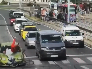 VIDEO: Cyklista prosvištěl na červenou po přechodu přímo před policejní hlídkou, srazilo ho auto