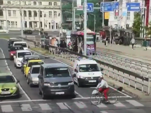 VIDEO: Cyklista prosvištěl na červenou po přechodu přímo před policejní hlídkou, srazilo ho auto