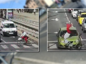VIDEO: Cyklista prosvištěl na červenou po přechodu přímo před policejní hlídkou, srazilo ho auto