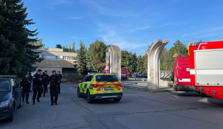 Co způsobilo náhlý kolaps desítek studentek zdravotnické školy zatím vyšetřovatelé netuší