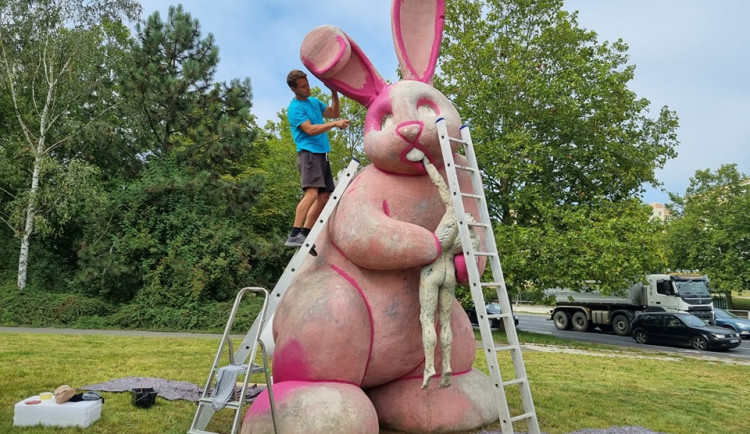 Milovaný i nenáviděný růžový králík se dočkal očisty i nového nátěru, obvod teď řeší vlastnická práva